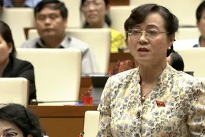 Video: Bà Quyết Tâm lạc giọng khi nói về giờ làm của công nhân