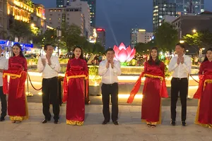 Mở lại tượng đài Bác Hồ ở phố đi bộ Nguyễn Huệ