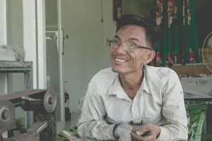 Nghị lực sống phi thường của anh thợ tài hoa nằm sửa xe