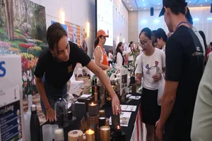 Độc đáo hội chợ từ thiện của CLB Lãnh sự