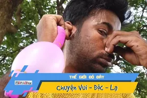 Người đàn ông trổ tài thổi bong bóng bằng tai