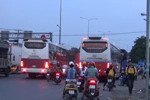 Video: Xe khách đường dài tung hoành trên quốc lộ 1A
