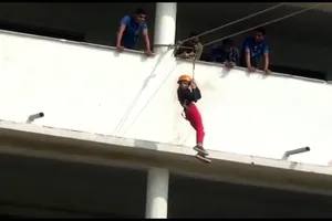 Bé gái rơi từ độ cao 9 m do sơ suất của trường học