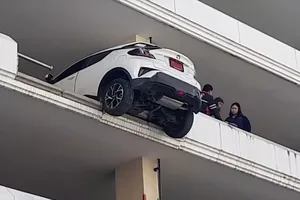 Đạp nhầm số lùi, tài xế và xe suýt lao ra khỏi bãi đậu