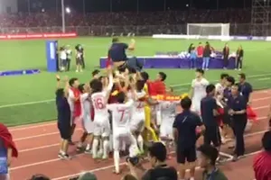 Cầu thủ U-22 VN tung hứng thầy Park mừng chiến thắng lịch sử