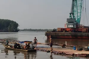 Video: Tìm 3 thợ lặn mất tích khi trục vớt tàu 8.000 tấn