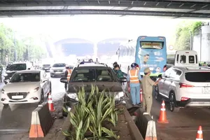 Video: Tài xế ô tô chở thuốc lá lậu bỏ chạy khi gặp nạn