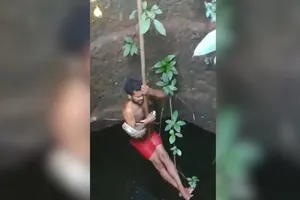 Xuống tận giếng sâu để giải cứu trăn mắc kẹt