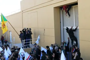 Video: Người dân đập phá Đại sứ quán Mỹ ở Iraq