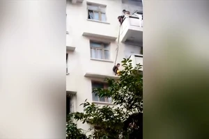 Bà thả cháu từ tầng 4 xuống tầng 2 để cứu mèo