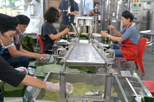 Độc lạ: Gói bánh chưng bằng máy, 1 phút xong một cái