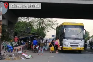 Xe khách phớt lờ biển cấm 'vợt khách' dọc QL1 