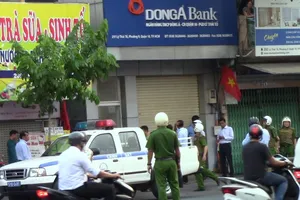 Video: Người đàn ông có súng và vật nghi lựu đạn cố thủ