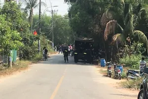 Video: Cảnh sát, xe bọc thép vây bắt kẻ nổ súng ở Củ Chi