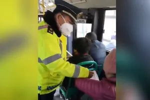 Cụ bà bị bắt vì không chịu mang khẩu trang trên xe buýt
