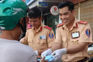 Nghĩa cử đẹp của công an giữa lúc dịch Corona hoành hành