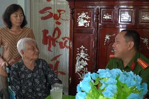 Video: Công an Tân Bình thăm, tặng quà mẹ Việt Nam anh hùng 