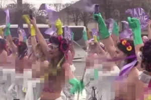 Phụ nữ ngực trần biểu tình phản đối 'virus gia trưởng'