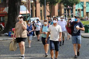 Du khách nói gì về quy định đeo khẩu trang nơi công cộng?