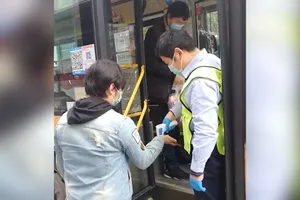 Người dân Vũ Hán đi xe buýt trở lại sau nhiều tháng bị cấm