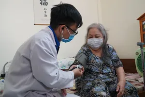 Khám bệnh tại nhà cho người già trong mùa COVID-19