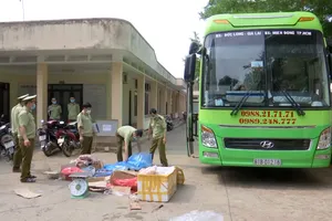 Phát hiện xe khách vận chuyển thịt động vật không rõ nguồn gốc