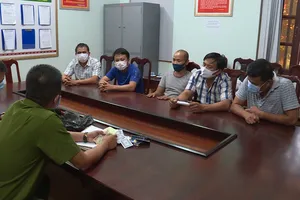 Tạm giữ 5 đối tượng đánh bạc trong cao điểm chống đại dịch