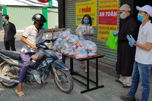 2.000 phần quà hỗ trợ người dân TP.HCM trong mùa dịch COVID-19