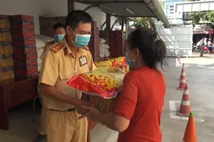Món quà cho người nghèo mùa dịch của Trạm CSGT Đa Phước