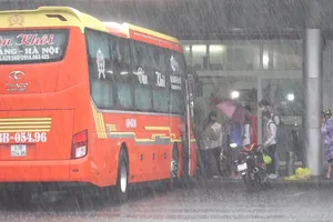 Ngày đầu hoạt động trở lại, Bến xe Đà Nẵng đón khách trong mưa