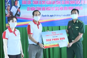 Tặng 350 phần quà cho người dân, chiến sĩ xã đảo Thạnh An