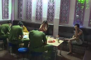 Quán karaoke mở cửa đón khách bất chấp lệnh cấm