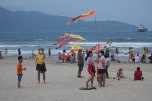 Đà Nẵng: Người dân tấp nập ra biển trong dịp nghỉ lễ