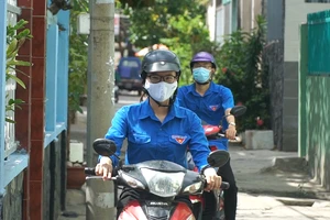 Biệt đội ‘shipper xanh’ trao quà cho người nghèo