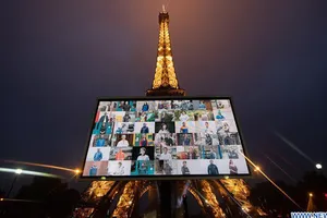 Tháp Eiffel vinh danh bác sĩ tuyến đầu chống COVID-19