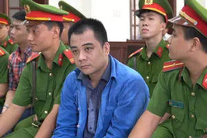 Video: Tòa xét xử nhóm Giang '36' vây xe cảnh sát ở Đồng Nai