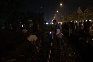 Người dân hiếu kỳ xem hiện trường vụ tàu hỏa tông chết người