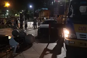 Ô tô lao vào tòa nhà hành chính TP Đà Nẵng sau va chạm