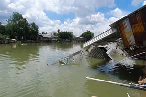 Cần Thơ: Sạt lở sông Trà Nóc ảnh hưởng 13 căn nhà