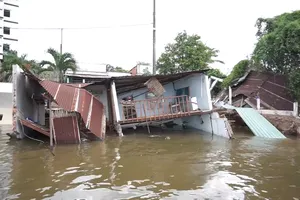 Clip: Sạt lở làm 5 căn nhà sụp xuống sông Cần Thơ