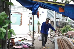 Người dân ven sông Cần Thơ tất bật lo chạy lở