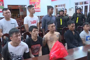 Hàng chục thanh niên mang bom xăng, dao rựa đi đánh nhau