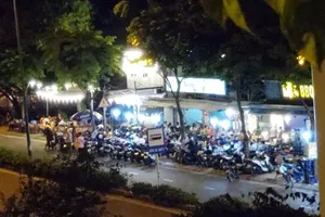 Clip: Quán nhậu dựng xe tràn ra đường Phạm Văn Đồng