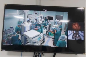 Ê kíp gần 100 bác sĩ đang mổ cặp song sinh dính liền