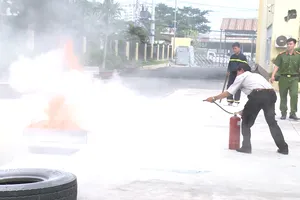 Tập huấn chủ nhà trọ ôm bình chữa cháy dập lửa