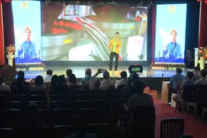 Nguyễn Phi Hùng, Hạnh Nguyên hát hết mình phục vụ công nhân 