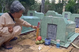 Nữ thương binh 20 năm bán vé số lấy tiền trùng tu nghĩa trang