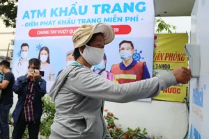 Cận cảnh 'ATM khẩu trang' đầu tiên ở Sài Gòn