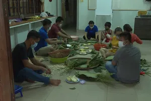 Thầy giáo gói hàng trăm chiếc bánh chưng gửi vào khu cách ly