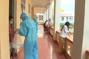 Công an Đắk Lắk nấu cơm phục vụ cho người cách ly COVID-19